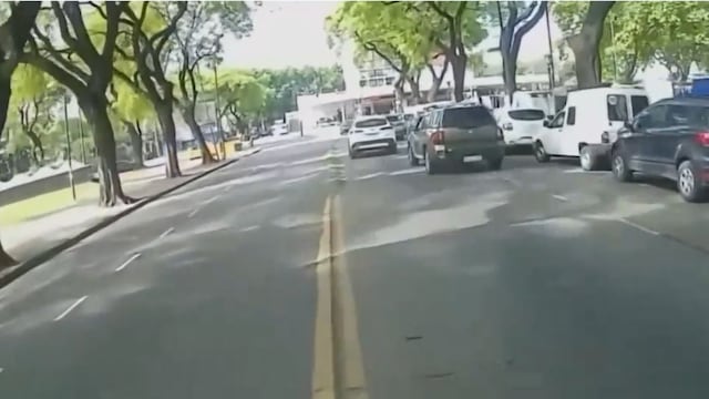 Así fue el momento en que un colectivo chocó y mató a una mujer que cruzaba Avenida Corrientes: “¡No, por favor!”