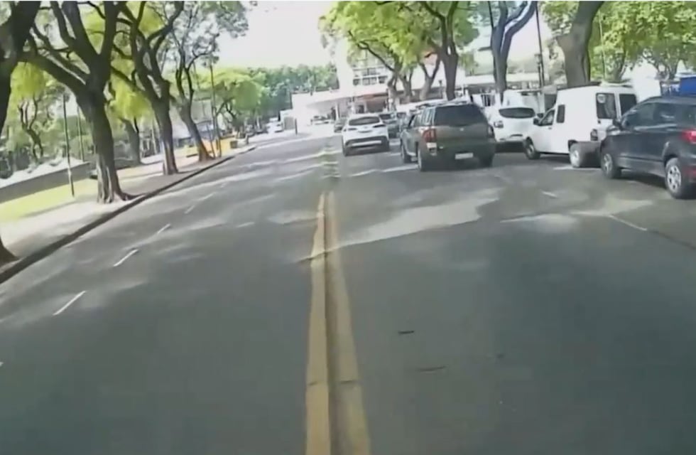 Así fue el momento en que un colectivo chocó y mató a una mujer que cruzaba Avenida Corrientes: “¡No, por favor!”