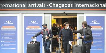 El Gobierno nacional dispuso el ingreso de hasta 600 argentinos por día al país, como parte de las nuevas restricciones para frenar la circulación del COVID-19.