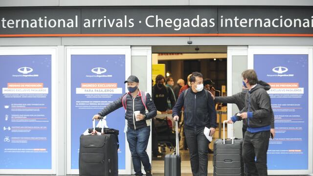 El Gobierno nacional dispuso el ingreso de hasta 600 argentinos por día al país, como parte de las nuevas restricciones para frenar la circulación del COVID-19.