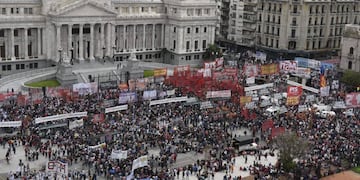Miles de militantes de izquierda se concentraron este jueves frente al Congreso para rechazar la refinanciación de la deuda.