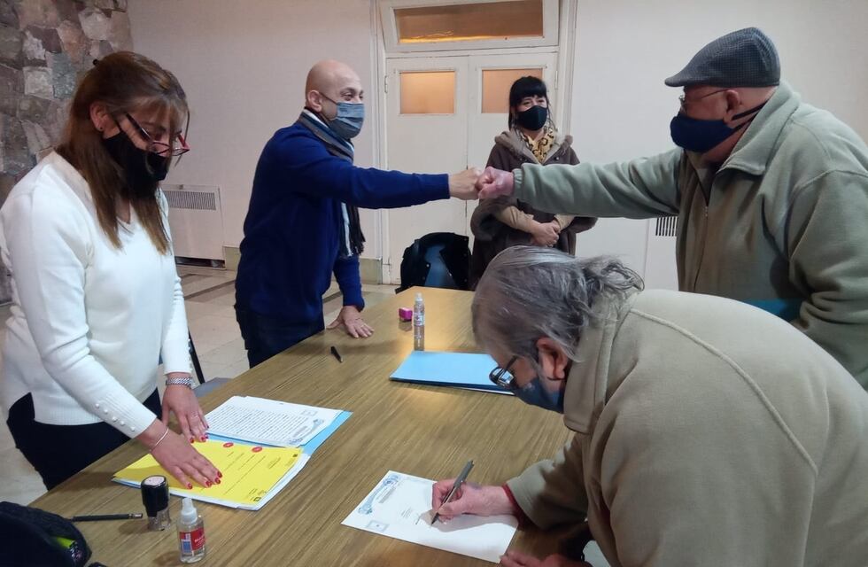 Familias de Barrio Colinas recibieron las escrituras de sus casas