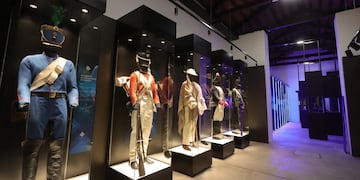 Uniformes y vestimentas típicas de la época de las luchas por la independencia, en un segmento de particular atractivo en el recorrido por las salas del Museo del Cabildo de Jujuy.