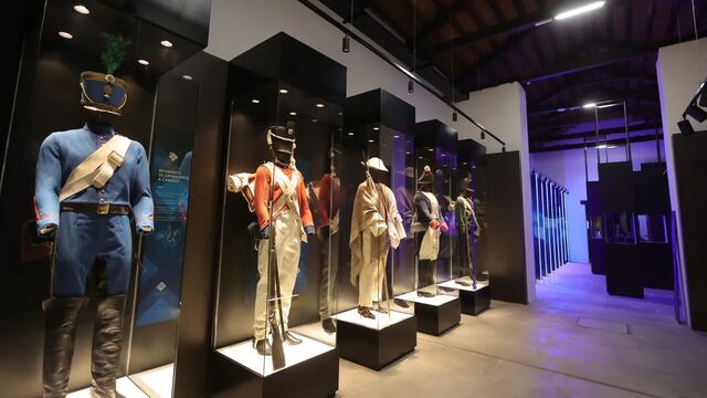 Uniformes y vestimentas típicas de la época de las luchas por la independencia, en un segmento de particular atractivo en el recorrido por las salas del Museo del Cabildo de Jujuy.