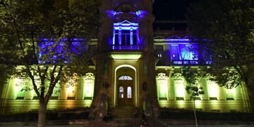 La Municipalidad de Bahía Blanca se iluminó con los colores de Ucrania