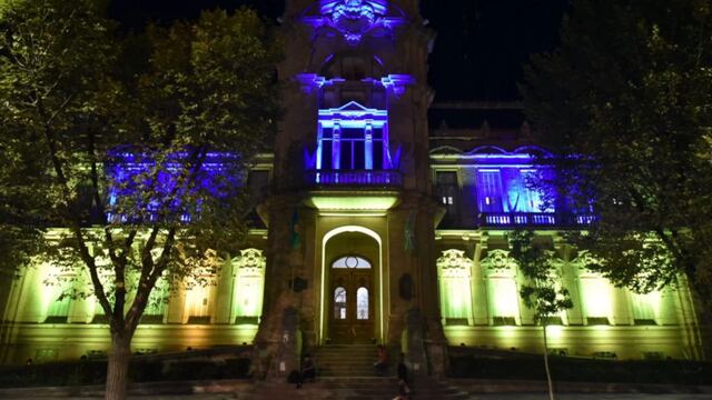 La Municipalidad de Bahía Blanca se iluminó con los colores de Ucrania