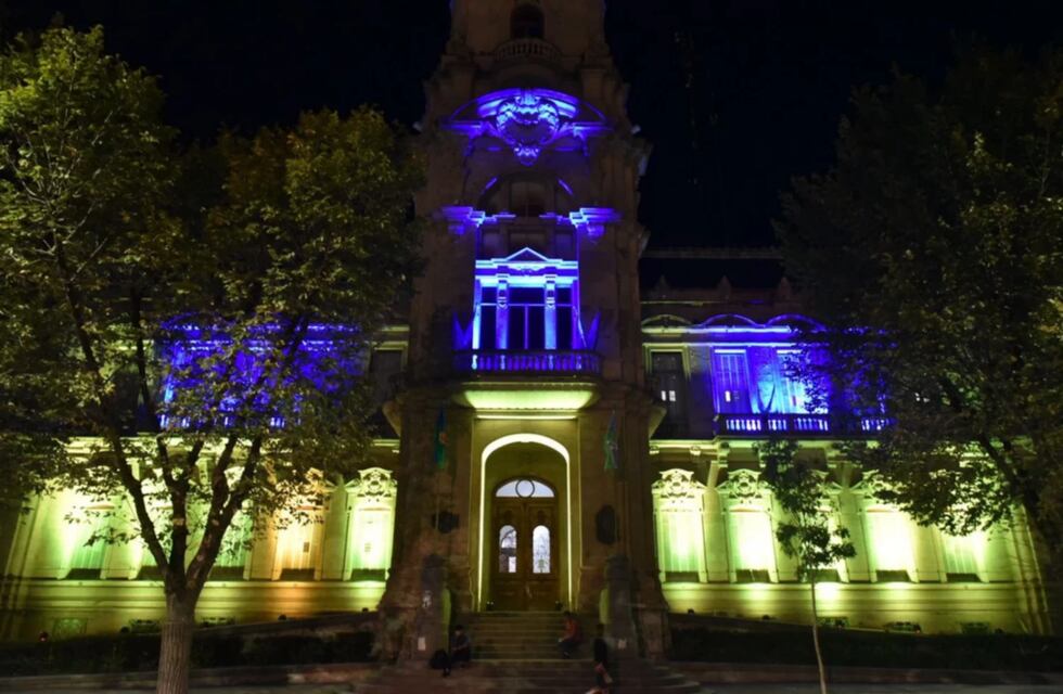 La Municipalidad se iluminó con los colores de Ucrania