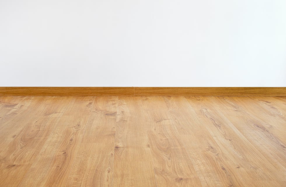 Adiós a los rayones: el truco casero para que los pisos de madera luzcan como nuevos