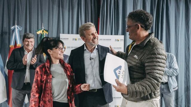 El gobernador inauguró un barrio y entregó escrituras de viviendas en San Salvador.