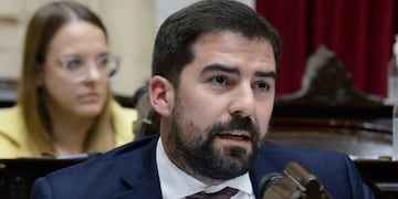 El diputado nacional Frigerio, expresó:    “Si el clientelismo político tuviera un ranking, Melella ganaría el primer premio, casi triplicando al gobierno de La Rioja”.