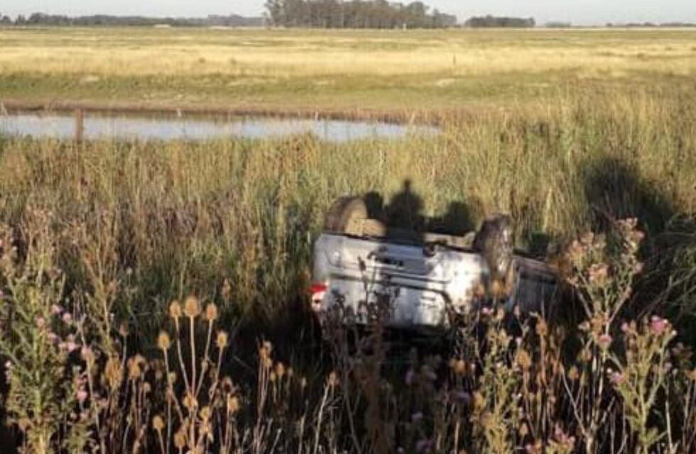 Ruta 51: volcó un auto en el ingreso a Tapalqué