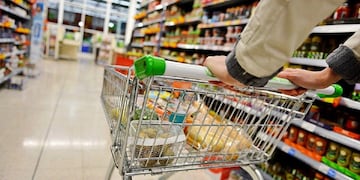 La inflación volvió a tener un efecto sobre los alimentos, aunque los especialistas sostienen que se verá recién en mayo la suba del dólar.