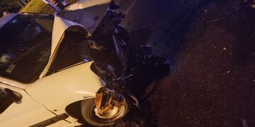 Automovilista chocó contra un poste en el Acceso Sur de Posadas.