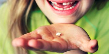 Se le salió un diente en el colegio, lo perdió y la maestra salió de testigo para que el Ratón Pérez le de su recompensa.