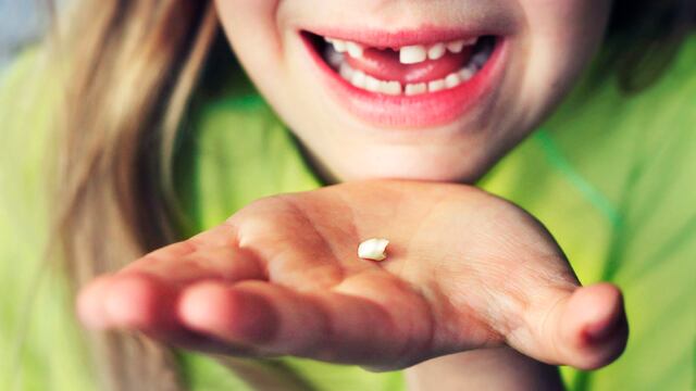 Se le salió un diente en el colegio, lo perdió y la maestra salió de testigo para que el Ratón Pérez le de su recompensa.