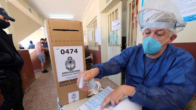 ID:6497396 elecciones voto urna
29/08/2021; Corrientes: Las comicios provinciales en Corrientes para elegir gobernador y vice, legisladores e intendentes y concejales en 57 municipios, se desarrollan con normalidad pasadas las 15 y ya votaron los principales candidatos de la alianza gobernante ECO Vamos Corrientes y los del Frente Corrientes de Todos y más del 25% del padrón habilitado, informaron fuentes electorales.
Foto: Germán Pomar/Télam/VIC