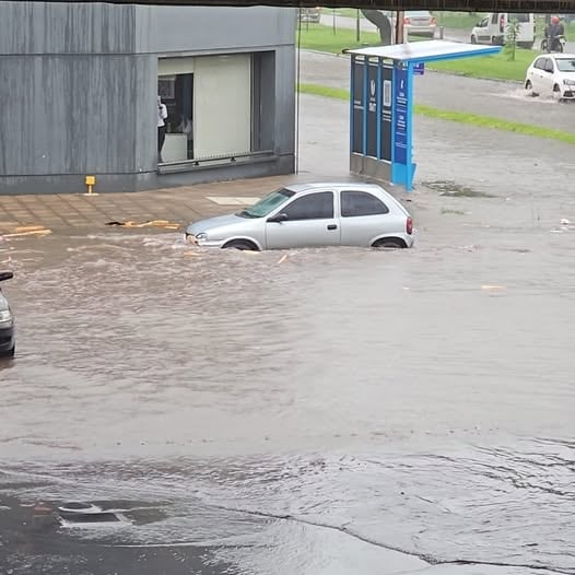 Anegamientos en San Miguel de Tucumán complicaron tránsito y viviendas.
