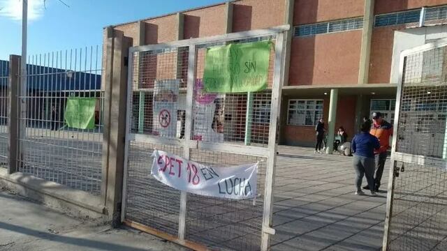 Familiares de estudiantes tomaron una escuela de Senillosa por falta de clases.