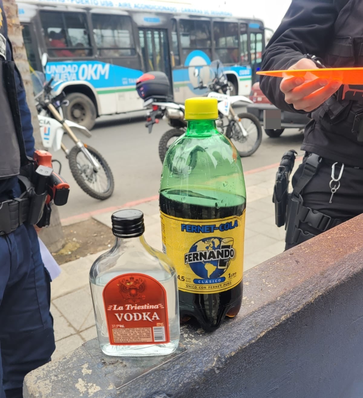 Los elementos secuestrados tras la agresión dentro del colectivo.