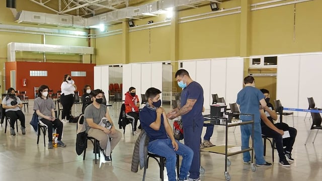 Coronavirus: en El Calafate se comenzó a vacunar a jóvenes entre 18 y 25 años sin factores de riesgo