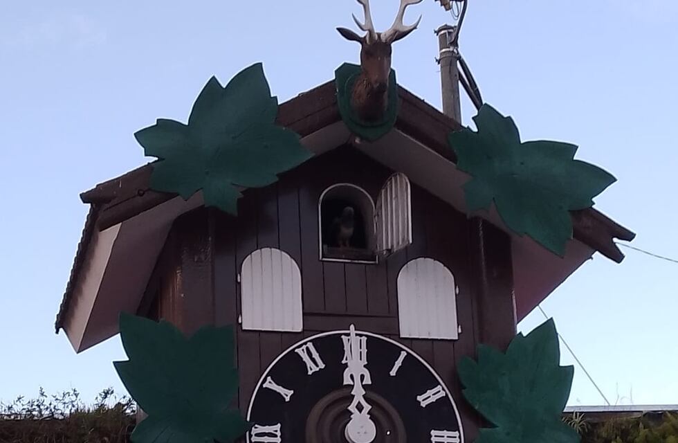 El Reloj Cucú celebró el cumpleaños N° 67 y los vecinos visitaron el mítico ícono carlospacense