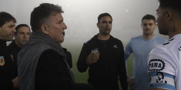 Luis Artime, presidente de Belgrano, dialogando con el árbitro y con los jugadores de Quilmes sobre la suspensión del partido por la niebla. (Federico López Claro / La Voz)