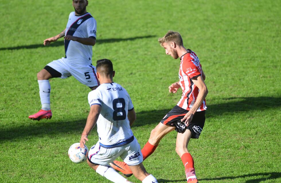El plantel de Instituto que viaja para la visita a Villa Dálmine