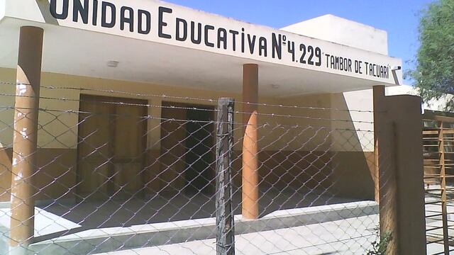 Los padres de los alumnos reclaman que Daniel Zacarías malversó los fondos del comedor, puso en riesgo la salud de sus hijos, y aun así puede jubilarse como director de la institución.