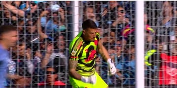 El arquero Nahuel Losada celebra la atajada ante Santos. (Captura).