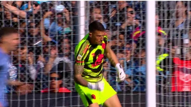 El arquero Nahuel Losada celebra la atajada ante Santos. (Captura).