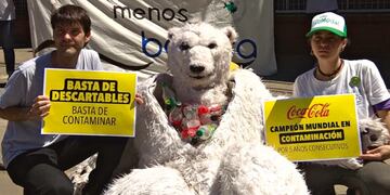 Los manifestantes se reunieron frente a la sede local de la marca de bebidas.