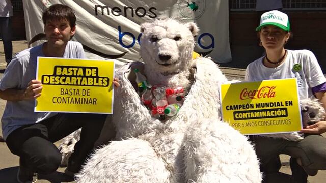 Los manifestantes se reunieron frente a la sede local de la marca de bebidas.
