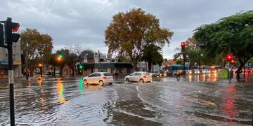 La esquina de Avenida Pellegrini y Alsina quedó inundada en Rosario debido a una tormenta.