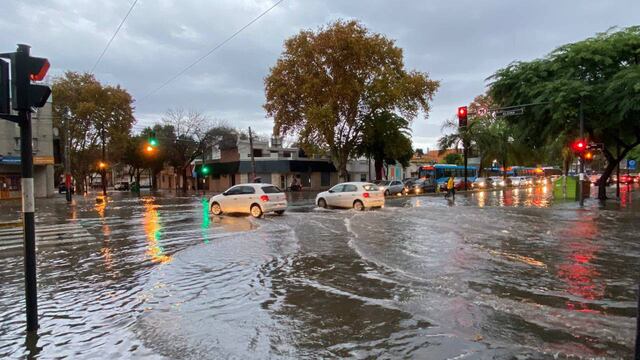 La esquina de Avenida Pellegrini y Alsina quedó inundada en Rosario debido a una tormenta.