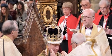 El rey Carlos III sentado mientras es coronado con la corona de San Eduardo por el arzobispo de Canterbury, el reverendo Justin Welby, durante la ceremonia de coronación en la Abadía de Westminster en Londres, el sábado 6 de mayo de 2023. (Jonathan Brady/Pool Photo vía AP)