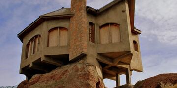 La casa no se terminó de construir y brinda misterio a los visitantes.