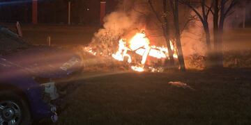 El auto VW Golf se consumió por las llamas.