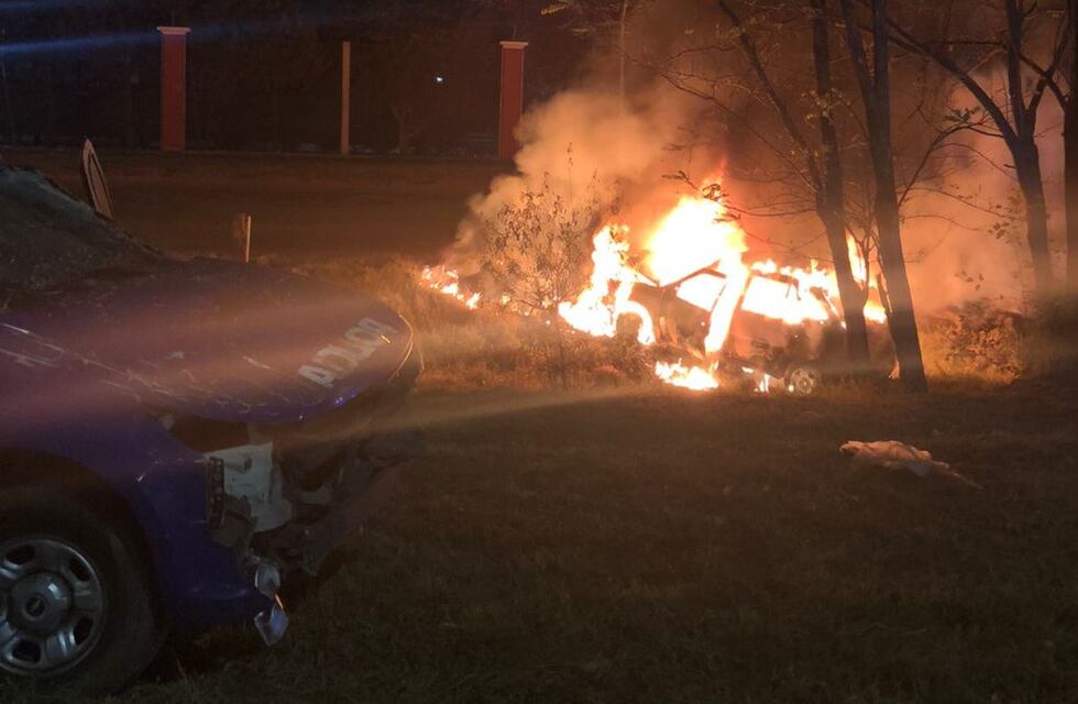 Pudo ser una tragedia: iba alcoholizado, chocó a un patrullero y se le incendió el auto