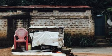 Una familia en Santa Cruz necesita ayuda porque vive en una carpa.