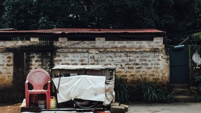 Una familia en Santa Cruz necesita ayuda porque vive en una carpa.