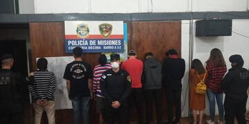 Siete hombres y dos mujeres de entre 18 y 22 años fueron detenidos por el hecho.