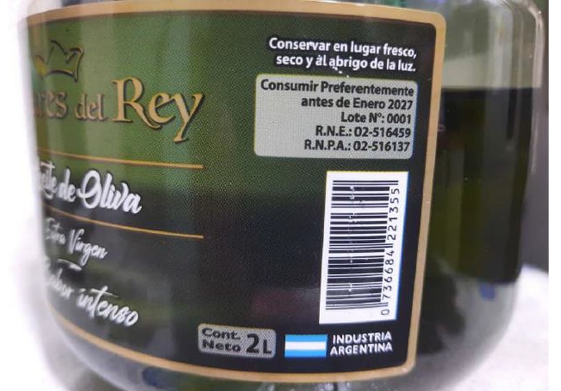 Aceite de Oliva prohibido por disposición del Anmat en todo el territorio nacional.  Marca: Olivares del rey. Elaborado en Cruz del Eje. (imágenes de Anmat)