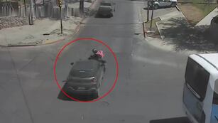 El momento en que el "motochoro" es embestido por un auto. Inseguridad en Córdoba. (Captura de video).