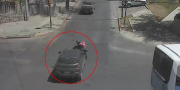 El momento en que el "motochoro" es embestido por un auto. Inseguridad en Córdoba. (Captura de video).