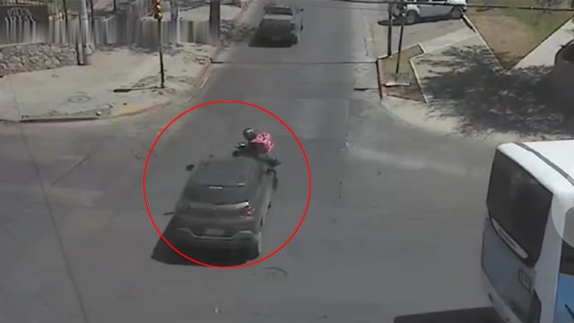 El momento en que el "motochoro" es embestido por un auto. Inseguridad en Córdoba. (Captura de video).