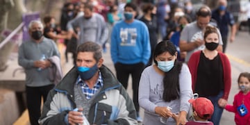 A partir de las 0 de este sábado entraron en vigencia las restricciones. Entre ellas, se prohíbe la circulación por la vía pública entre las 0:30 y 5:30 y se limitan las reuniones sociales a entre 10 (espacios cerrados) y 20 (espacios abiertos) personas. Foto: Ignacio Blanco / Los Andes.