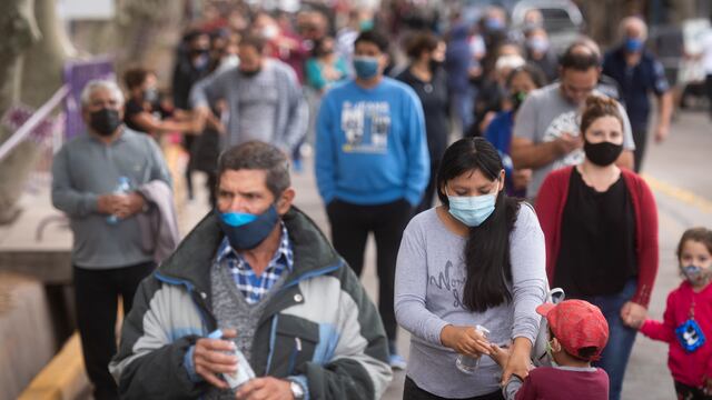 A partir de las 0 de este sábado entraron en vigencia las restricciones. Entre ellas, se prohíbe la circulación por la vía pública entre las 0:30 y 5:30 y se limitan las reuniones sociales a entre 10 (espacios cerrados) y 20 (espacios abiertos) personas. Foto: Ignacio Blanco / Los Andes.