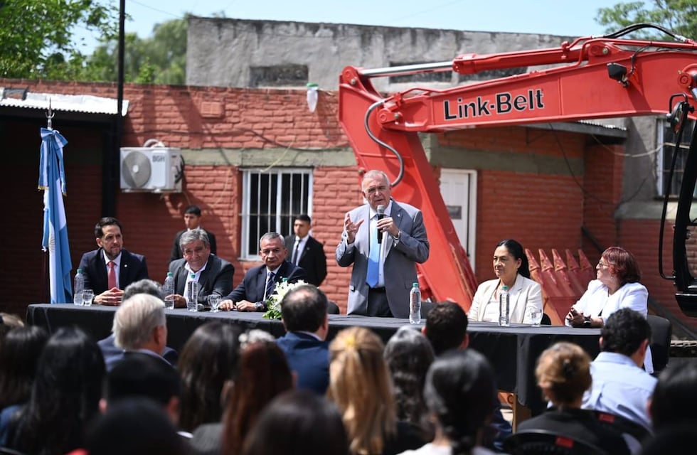 Entregaron equipamiento por $400 millones a Recursos Hídricos y Medio Ambiente