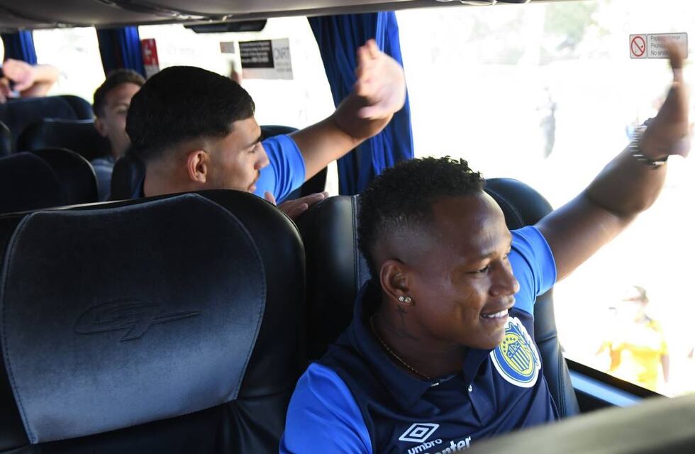 Violencia en el clásico rosarino: apedrearon el colectivo de Rosario Central