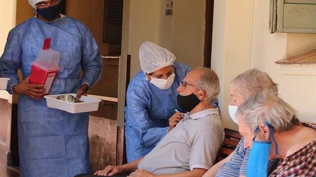 Coronavirus: vacunaron a trabajadores y residentes de geriátricos